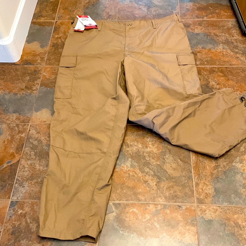 New NWT TRU SPEC 8 pocket cargo pants.  2XL REGULAR MEN